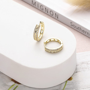 Pendientes Huggie Chapados en Oro con Doble Hilera de Circonitas, Forma Geométrica, para Uso Diario - Product Image 1