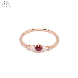 Bague moderne minimaliste en or rose massif 18 carats avec rubis naturel, perle d'eau douce et embellissements en diamant, élégante pour femme, idéale pour mariage ou soirée - Product Image 2