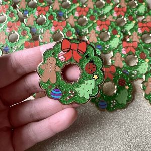 Venta caliente personalizado verde Navidad corona esmalte Pin festivo Navidad solapa Pin vacaciones Holly & Bow insignia festiva - Product Image 3