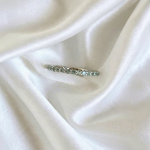 Anillo de eternidad exquisito de oro blanco de 10K con piedras de alejandrita natural redondas de 1.70 mm, talla US 5.5. - Product Image 1