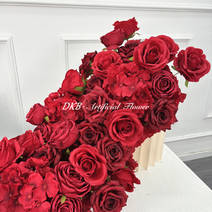 Accessoires de mariage, chemin de table fleuri rouge, arrangement de fleurs, décorations de table, plantes pour chemin de table - Product Image 3