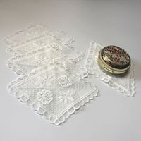Accessoires de décoration : garnitures, nappes, tapis de table, coussins de canapé, sets de table brodés en dentelle, dessous de verre, articles en tissu d'art, décorations de cuisine, nappes de table