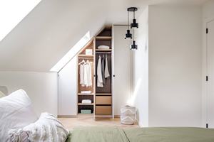 Armoires Modernes en Bois Personnalisées pour Chambre à Coucher, Écologiques, Étagères Ajustables, Grande Capacité de Rangement pour Espaces Irréguliers - Product Image 3