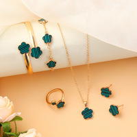 Conjunto de Joyería de Flor de la Suerte de Venta Caliente Transfronteriza para Mujer: Pulsera de Acrílico, Collar de Trébol de Cinco Hojas, Anillo y Pendientes al por Mayor