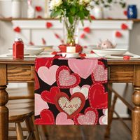 Chemin de table pour la Saint-Valentin 13 * 72 pouces Chemin de table rouge à cœur, utilisé pour la décoration de la Saint-Valentin et des anniversaires