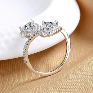 Anello di fidanzamento aperto con doppio cuore in zircone per donna, gioiello romantico ed elegante - Product Image 3