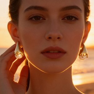 ต่างหูทรงหยดน้ำชุบทองประดับเรซิ่น ดีไซน์ทันสมัย สวยหรูสำหรับผู้หญิง - Product Image 2