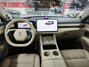 AITO M5 Extended-Range Ultra SUV 4x4 Usato 2025 viola su sfondo albicocca - Product Image 5