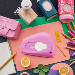 Cutter de sécurité rétractable OEM personnalisé avec logo rose pour bureau et école, mini-<span class=keywords><strong>couteau</strong></span> de <span class=keywords><strong>d</strong></span>écoupe pour papier et travaux manuels - Product Image 4