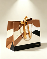 Sac cadeau personnalisé de luxe en papier mat, matériaux recyclés, fermeture magnétique, poignée en corde de coton, nœud en ruban de satin, vente en gros sur mesure