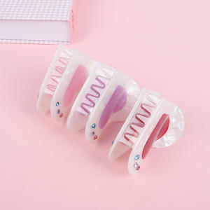 กิ๊บติดผมรูปหัวใจประดับคริสตัลและเพชรเทียมสีแดงแบบเรียบง่าย ทำจากอะคริลิกอะซิเตท - Product Image 2