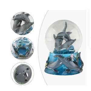 Globo de nieve de delfín de resina personalizado música Año Nuevo regalo de Navidad patrón de animales copo de nieve eléctrico globo de nieve de Navidad personalizado - Product Image 2
