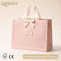 Sacs shopping en papier mat rose personnalisés OEM, avec ruban satiné gaufré floral, poignées en ruban, nœud, durables, réutilisables pour boutique de cadeaux