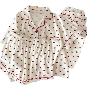 <span class=keywords><strong>Pigiama</strong></span> Minimalista da <span class=keywords><strong>Donna</strong></span> con Stampa Cuori Rossi: Nuovo Set Estivo a Maniche Corte Indossabile Come Abbigliamento da Casa - Set 3 Pezzi - Product Image 1