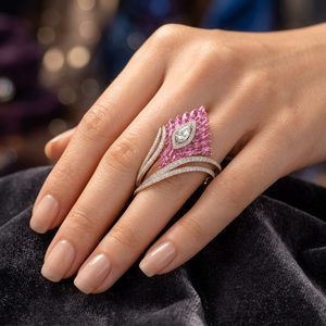 Anillo de cóctel de lujo para mujer en oro macizo de 18 quilates con diamante de corte marquesa y zafiros rosas, diseño floral con engaste pavé en oro rosa. - Product Image 3