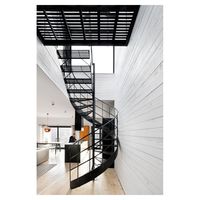 Escalier en colimaçon intérieur, escalier domestique, structure métallique robuste, design moderne, marches antidérapantes, garde-corps de sécurité pour villa, appartement, loft