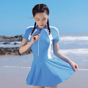 ชุดว่ายน้ำวันพีซสำหรับผู้หญิงชิงเต่า สีดำชมพู คอตั้ง ทรงกระโปรง ดีไซน์ใหม่ปี 2024 - Product Image 2