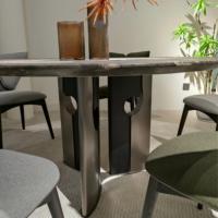 Ensemble de meubles de salle à manger de luxe moderne - Table ronde avec plateau en pierre frittée et pieds en marbre, accompagnée de 10 chaises, pour appartement ou hôtel