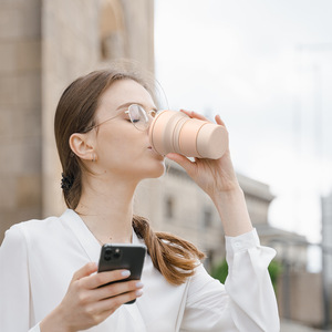 Bouteille d'eau en silicone de qualité alimentaire grande capacité avec un design moderne, tasse pliable portable pour la randonnée et le camping en plein air - Product Image 4