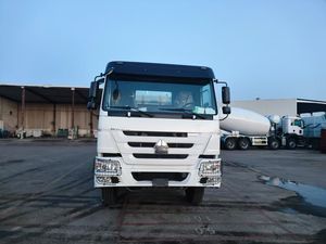 Camión Mezclador SINOTRUK HOWO a Precio Económico, Bajo Kilometraje, Usado, 6x4, 371HP, Mezclador de Concreto para Construcción de Infraestructuras - Product Image 1