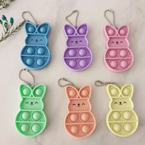 Llavero de coche de dibujos animados de Pascua de gran venta, llavero de silicona con forma de conejo, juguete antiestrés para dedos, colgante Rat Killer Pioneer - Product Image 1