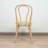 Chaise en bois massif courbé avec assise en rotin, design rustique pour mariages et événements
