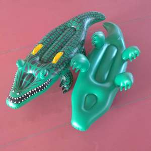 Bouée <span class=keywords><strong>de</strong></span> piscine géante en forme <span class=keywords><strong>de</strong></span> <span class=keywords><strong>crocodile</strong></span>, jouet <span class=keywords><strong>de</strong></span> piscine gonflable <span class=keywords><strong>de</strong></span> 55 pouces, bouée <span class=keywords><strong>de</strong></span> piscine extérieure, fête <span class=keywords><strong>de</strong></span> piscine pour enfants, décorations d'anniversaire et d'Halloween - Product Image 4