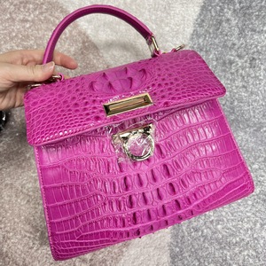 Sac à main élégant en cuir de crocodile avec rabat, fermeture à loquet pour plus de sécurité, design à poignée unique. - Product Image 5