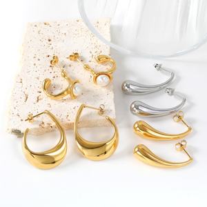 เครื่องประดับไม่ลอกสี ชุบทอง 18k ต่างหูแบบติดหูทรงหยดน้ำ ต่างหูห่วงมุกสแตนเลสสตีลแบบเรียบง่าย ดีไซน์เกลียวหนา - Product Image 1