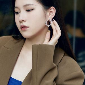 Pendientes de tuerca con circonita cúbica 5A en forma de U, diseño de cubo de hielo brillante, accesorios de joyería para mujer Dylam - Product Image 4