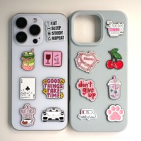 Groothandel op maat gemaakte schattige emaille metalen pins, diverse designs, inspirerende slogan, fruitdrank, auto, poot, zelfklevende aangepaste logo's