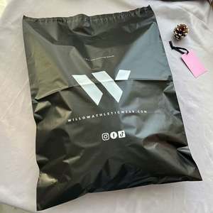 Pochette noire en polyéthylène à fond plat avec logo personnalisé, sac d'expédition postal express en plastique pour l'emballage de vêtements - Product Image 1