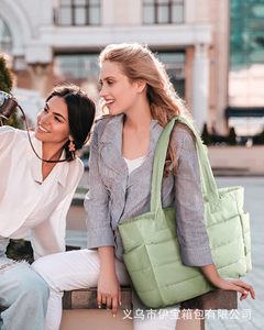 Bolso de mano de poliéster acolchado de algodón de diseñador para mujer súper <span class=keywords><strong>grande</strong></span>, bolso acolchado impermeable <span class=keywords><strong>grande</strong></span> personalizado, patrón de letras - Product Image 6