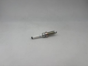Bougies d'allumage de haute qualité pour voitures SILZKFR8E7S 90654 pour A0041596803 SILZKFR8E7S, améliore les performances du moteur - Product Image 1