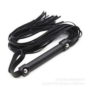 Fouets sexuels pour adultes en gros, fouets noirs d'exportation, fouets larges en cuir noir imitation peau de mouton - Product Image 1
