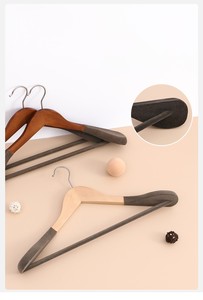 <span class=keywords><strong>Appendiabiti</strong></span> in legno antiscivolo all'ingrosso, con spalle in velluto floccato, per abiti di lusso - Product Image 3