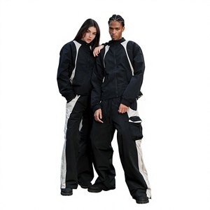 Conjunto Deportivo Unisex Color Negro con Bloques de Color, Chaqueta con Cierre y Cuello Alto y Pantalones, Transpirable, de Poliéster, para Otoño, Venta al Por Mayor - Product Image 1
