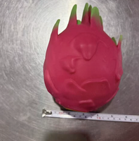 Grensoverschrijdend nieuw product: extra groot drakenfruit knijp-speeltje met zacht terugverende werking voor stressverlichting. Gesimuleerd fruit.