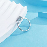 Anello di fidanzamento di lusso con diamante a cuore a 3 griffe e gambo dritto in platino Pt950, con diamante fantasia coltivato in laboratorio
