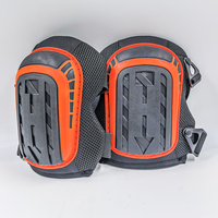 Genouillères robustes avec bordure orange, coque rigide, design flèche, boucles triangulaires et boutons-pression - Fabrication OEM, vente en gros personnalisée