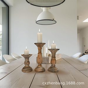 Nouvel ensemble de trois chandeliers en bois vintage brun, décoration de fête, ornement de colonne romaine pour la maison et la salle à manger. - Product Image 2