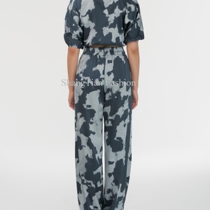 Pantalones de cintura alta con estampado de vaca de marca privada para mujer, personalizados, elásticos, con logo, conjuntos de pantalones y top corto para mujer - Product Image 2