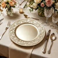 Assiettes de présentation de luxe dorées Wojia 13 pouces, bordure florale en relief, en plastique thermolaqué pour la décoration de table d'hôtel, de banquet et d'événements
