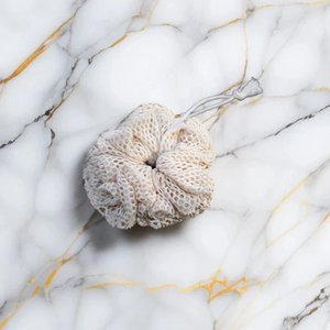 Éponge exfoliante pour le corps en coton et maille Lunaria, taille unique - Product Image 1
