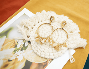 Boucles d'oreilles pendantes en fil tissé à la main de style bohème, avec <span class=keywords><strong>anneau</strong></span> en acier inoxydable plaqué or 18 carats enveloppé de perles de verre - Product Image 4