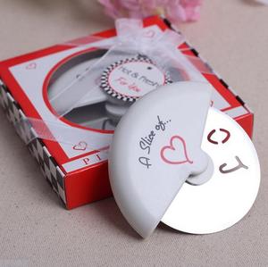 Roue de coupe-pizza en acier inoxydable avec lame de protection garde une tranche d'amour couteau à pizza en métal faveurs de mariage cadeaux pour les invités - Product Image 6