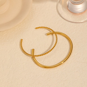 กำไลข้อมือแบบเปิดชุบทองสไตล์มินิมอลยุโรปอเมริกันสำหรับผู้หญิง เครื่องประดับไทเทเนียมสตีล 18K ลายบิดเกลียว - Product Image 3