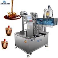 Machine de remplissage automatique de liquides et de pâtes en poches souples avec baril de conservation de chaleur, alimentateur vibrant de bouchons et ligne continue pour sauce Teriyaki