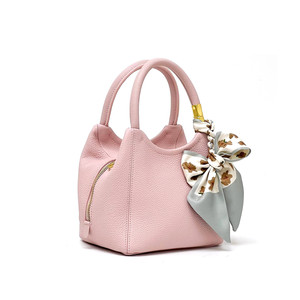 Sac seau vintage haut de gamme en cuir de vachette pleine fleur pour femme avec fermeture éclair et bandoulière réglable - Product Image 5