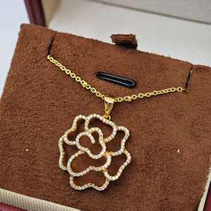 UM Jewelry - Collar con Colgante de Plata 925 con Circonita y Baño de Oro, Apto para Unisex/Hombres/Mujeres, Regalo para Uso Diario, Aniversario o Fiesta - Product Image 4